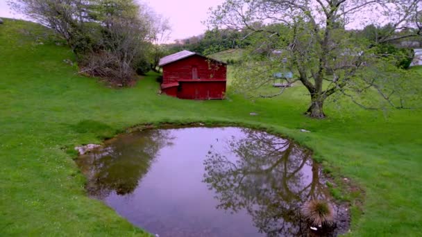 Aerial Push Farm Pond Red Barn Boone Blowing Rock North — Stock Video