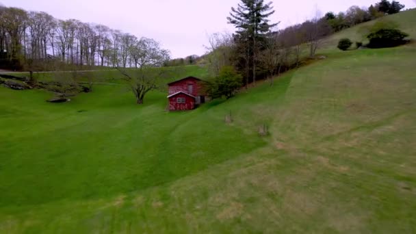 Rychlý Vzdušný Tlak Červené Stodoly Farmě Poblíž Boone — Stock video