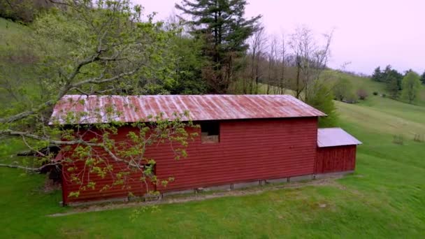 Aerial Push Red Barn Farm Boone Blowing Rock North Carolina — Stock Video