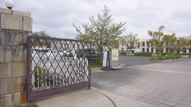 Wide Pan Reveal Toyosato Elementary School Shiga Japón — Vídeos de Stock