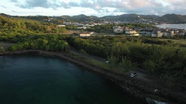 Mały Biały Jeep Jadący Wzdłuż Nadmorskiej Drogi Saint Lucia — Wideo stockowe