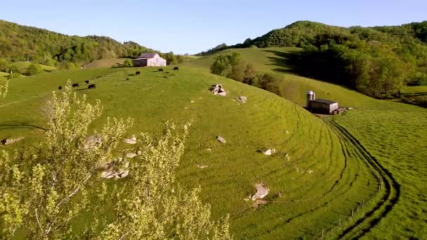 Empuje Aéreo Antigua Granja Montaña Escena Cerca Bethel Cerca Boone — Vídeo de stock