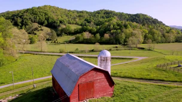 Granero Rojo Silo Cerca Bethel Carolina Norte — Vídeo de stock