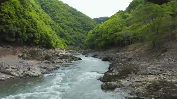 Rio Katsura Voando Para Montanhas Kyoto Japão — Vídeo de Stock