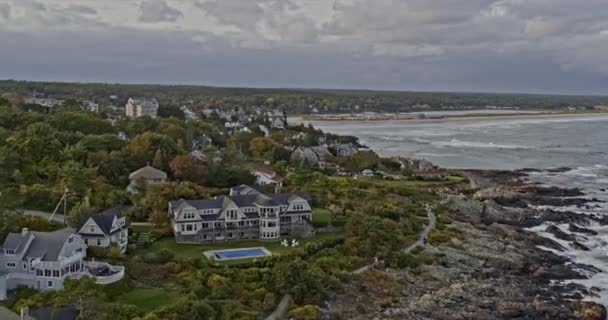 Ogunquit Maine Aerial Χαμηλού Επιπέδου Drone Flyover Βραχώδη Ακτή Κατάληψη — Αρχείο Βίντεο