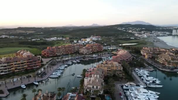 Volando Través Del Puerto Puerto Deportivo Sotogrande Una Tarde Verano — Vídeos de Stock