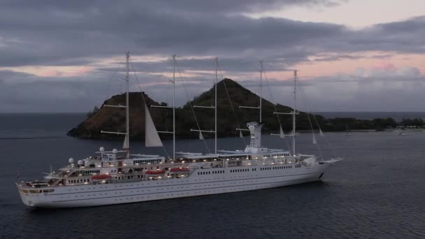 Wielki Statek Wycieczkowy Zakotwiczony Zatoce Rodney Saint Lucia Zamknij Widok — Wideo stockowe