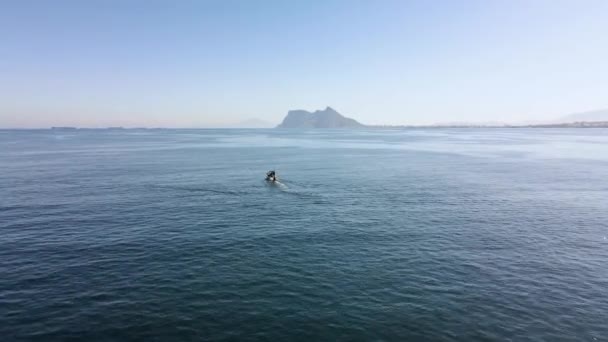 Navegando Océano Con Roca Gibraltar Fondo Imágenes Aéreas Territorio Británico — Vídeos de Stock