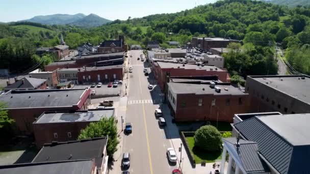 Antenne Schnelles Schieben Über Tazewell Virginia Mit Kirchen Hintergrund — Stockvideo