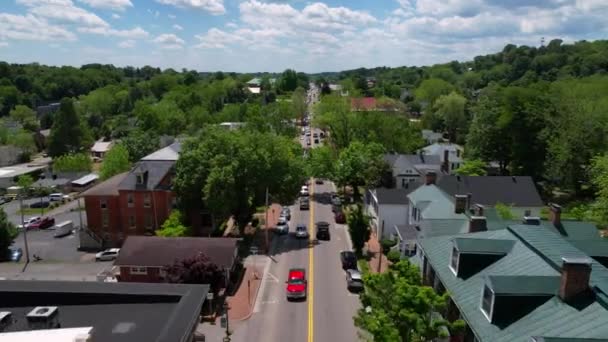 Воздушный Abingdon Вирджиния Низкий Полет Вниз Улице Быстро — стоковое видео