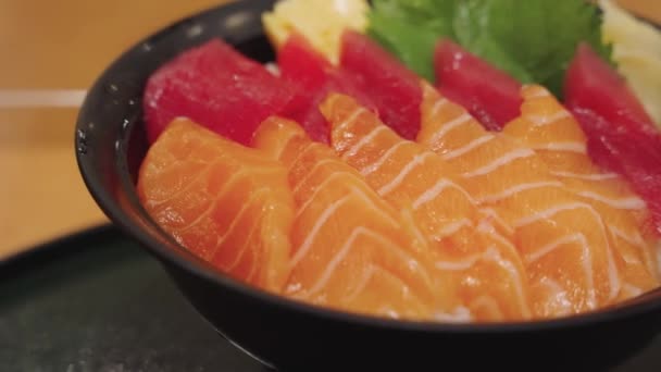Köstliches Sushi Japanischen Restaurant Sashimi Roher Thunfisch Und Lachsfisch Über — Stockvideo
