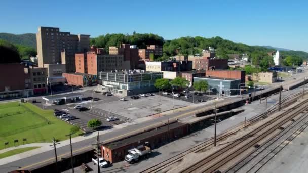 Inclinaison Aérienne Vers Haut Voies Ferrées Bluefield Virginia Ouest Skyline — Video