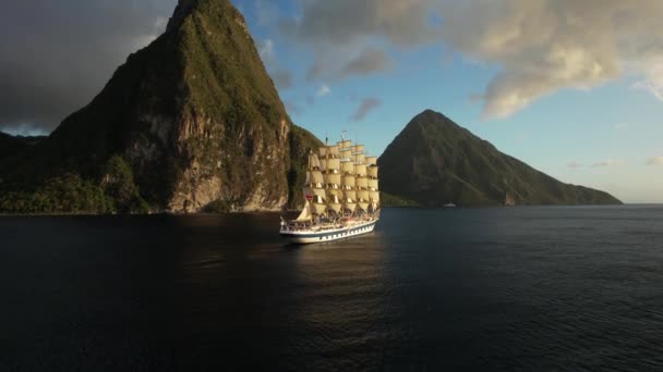 皇家快船在圣卢西亚标志性的皮特号前全帆航行 美丽的帆船在加勒比 缓慢无人驾驶飞机飞行 — 图库视频影像