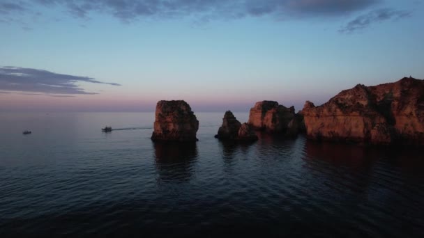 Algarve Deki Kayalık Sahilin Yanından Uçuyor Portekiz Deki Güzel Bir — Stok video