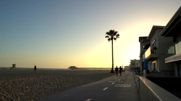 Personnes Marchant Newport Beach Coucher Soleil — Video