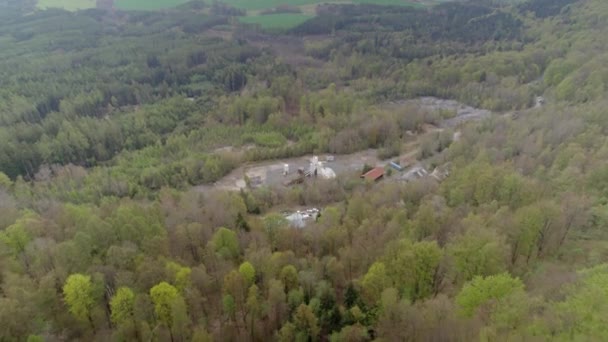 Aufgelassene Bergbaumine Mit Zerstörten Gebäuden Und Alten Autos Inmitten Der — Stockvideo