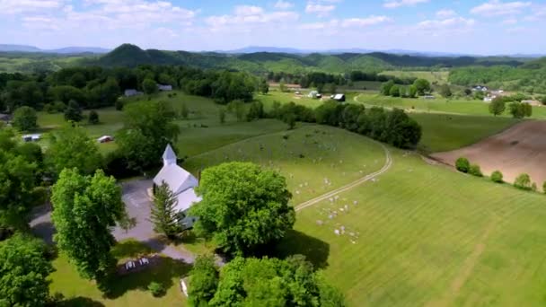 アビンドンとダマスカス バージニアの近くの教会礼拝堂の上空高く — ストック動画