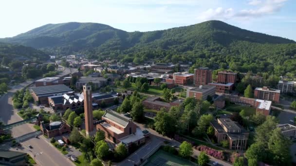 Impulso Rápido Aéreo Campus Universidade Estado Apalaches Boone Carolina Norte — Vídeo de Stock