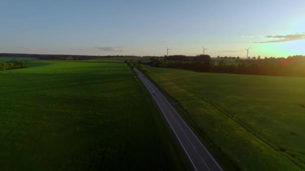 在捷克共和国 在有风力涡轮机的落日下 绿色欧洲乡间上空的空中飞行员 — 图库视频影像
