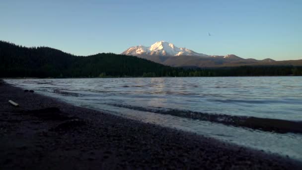 Siskiyou湖Shasta山景色的慢镜头 — 图库视频影像