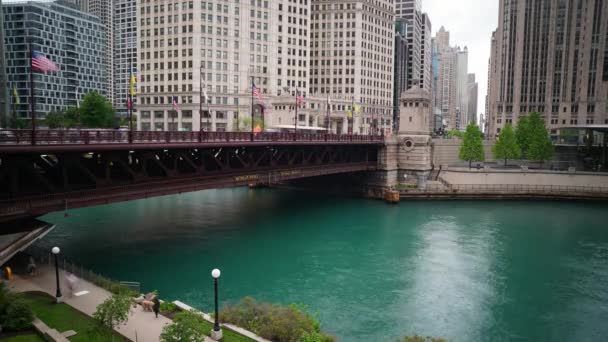 Tiden Går För Fotgängare Och Båttrafik Chicago Riverwalk Chicago Illinois — Stockvideo
