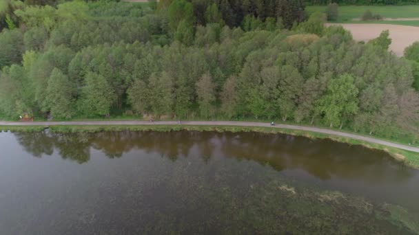 Familie Wandelen Rond Het Meer Langs Een Pad Een Zonnige — Stockvideo