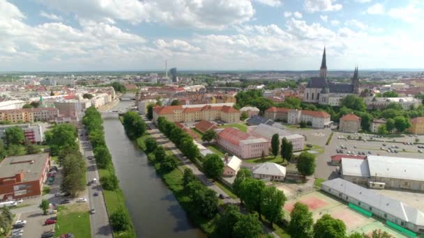 Panorama Ciudad Olomouc Con Edificios Históricos Río Que Fluye Día — Vídeo de stock