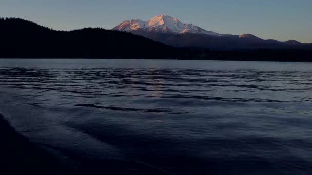 日落时从西斯基尤湖俯瞰沙斯塔山 — 图库视频影像