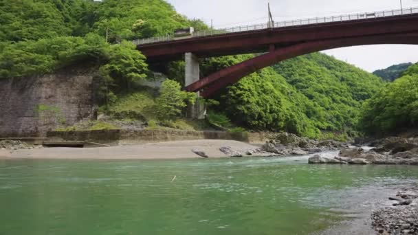 Puente Metal Sobre Río Katsura Kyoto Japón Estación Hozukyo — Vídeos de Stock