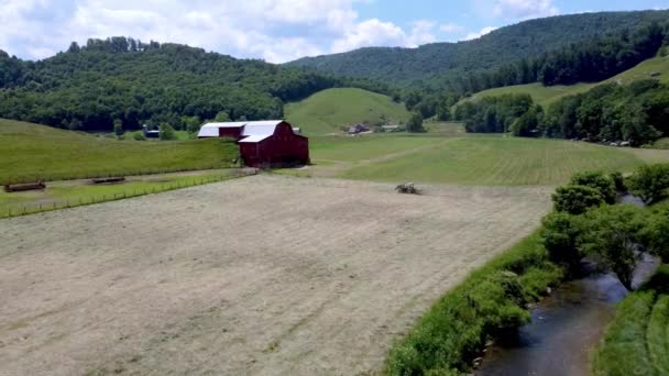 Aerial Tractor Raking Hay Valley Setting Sommertime Nahe Boone Und — Stockvideo