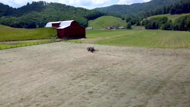 苏加林Nc 北Carolina Boone和北Carolina中Hay Being Raked的Aerial Orbit — 图库视频影像