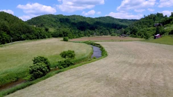 苏加林Nc North Carolina Boone Blowing Rock Farm Country中Watauga River的Aerial Tilup — 图库视频影像