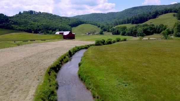 Aerial Push Watauga River Farm Scene Sugar Grove Boone Blowing — Stockvideo