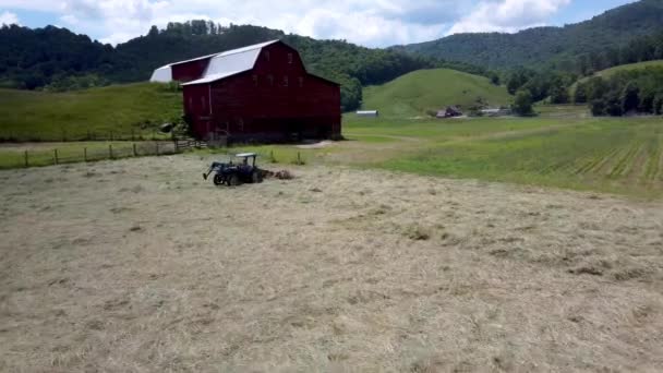 Tractor Comienza Raking Hay Verano Cerca Boone Sugar Grove Norte — Vídeos de Stock