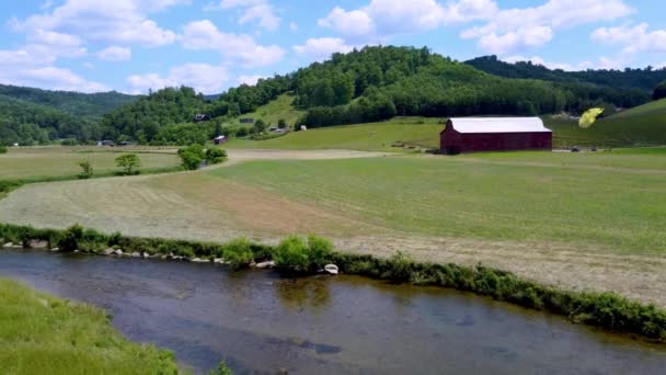 在北卡罗利纳州苏加尔生长的Nc Boone和Blowing Rock Nc中 Aerial Push Watauga River Farm Setting — 图库视频影像
