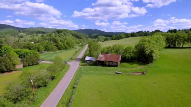 Antenne Über Alte Scheune Nahe Bergstadt Tennessee — Stockvideo
