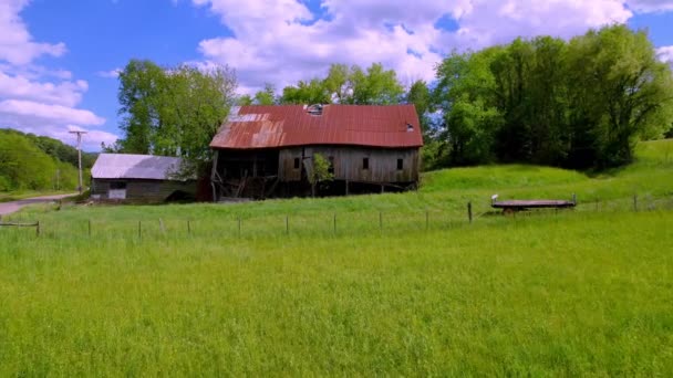 山地城市田园附近的老旧生锈谷仓和农场设备的低空飞行 — 图库视频影像