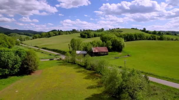 山岳都市の近くの春の空中農地 Tennessee — ストック動画