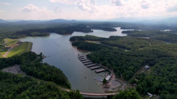 Tiro Aéreo Lago James Carolina Norte Reservatório Barragem Marina Perto — Vídeo de Stock