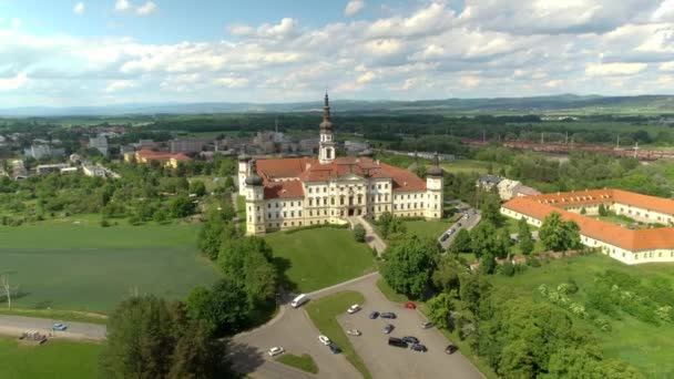 Uma Vista Aérea Hospital Militar Olomouc Cercada Por Vegetação Exuberante — Vídeo de Stock