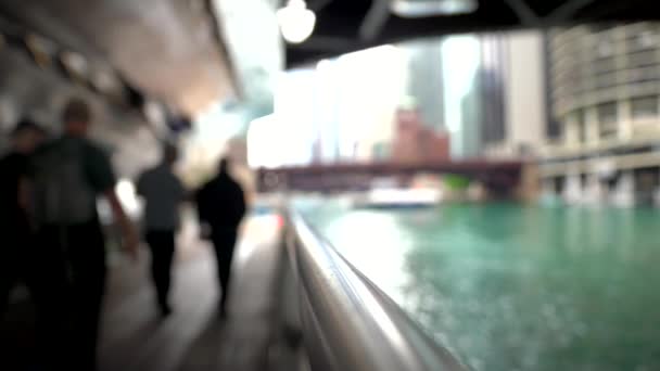 シカゴ リバーウォークを歩く人々のフォーカス ビューから — ストック動画
