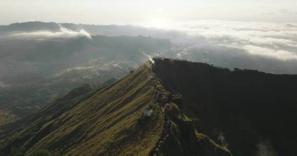 Gente Turística Pie Cresta Del Cráter Del Monte Batur Bali — Vídeos de Stock