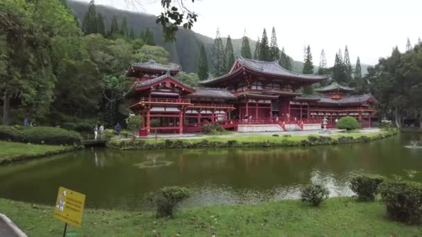 Hawaï Byodo Tempel Een Bewolkte Dag Wat Regen Gelegen Ahu — Stockvideo