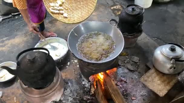 Процес Приготування Смажених Продуктів Таких Тофу Темпе Бабуся Традиційній Сковороді — стокове відео
