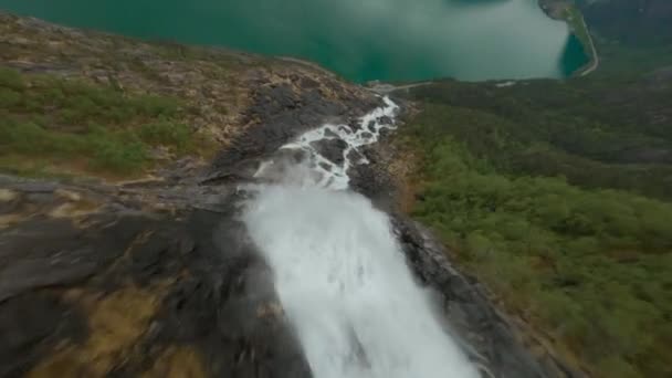 Лететь Вниз Холму Лангфосс Водопад Впадает Идиллическое Озеро Норвегии — стоковое видео