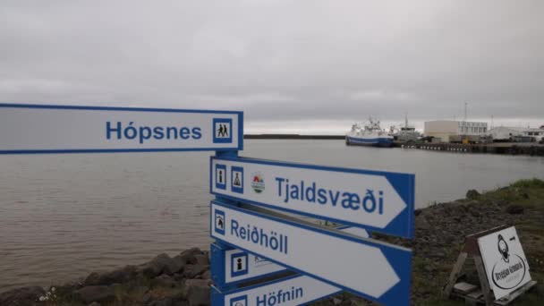 Señal Tráfico Grindavik Islandia Con Video Gimbal Bajando Cámara Lenta — Vídeos de Stock