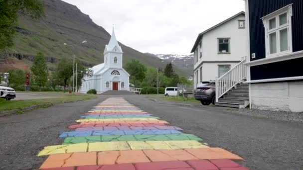 Seydisfjordur Ijslandse Blauwe Kerk Met Regenboog Stoep Gimbal Video Laag — Stockvideo