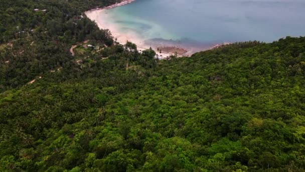 Pantai Tropis Yang Indah Langit Berawan Dan Pemandangan Sisi Gunung — Stok Video