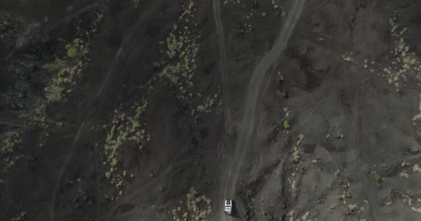 Джип Едет Через Черное Вулканическое Песчаное Поле Бали Сверху Вниз — стоковое видео