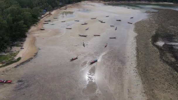 Flygfoto Över Thailands Havsbrygga Visar Båtar Kristallklart Vatten Utanför Kusten — Stockvideo